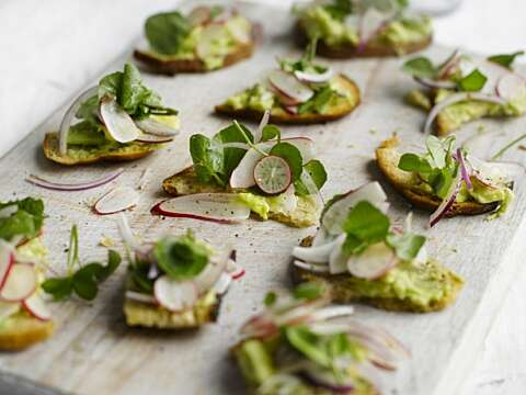Veggie Magazine Toastedsourdoughwithavocadoradishandwatercress